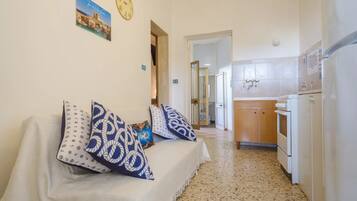 Căn hộ | Khu phòng khách | TV màn hình phẳng 32-inch có truyền hình cáp