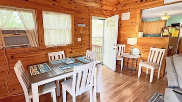 Condo, 1 giường đôi (Beach Daze Cottage) | Khu ăn uống