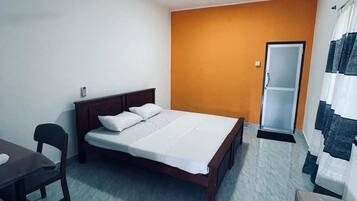 4 bedrooms, iron/ironing board, WiFi