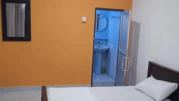 4 bedrooms, iron/ironing board, WiFi