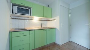 Fridge, microwave, coffee/tea maker, cookware/dishes/utensils