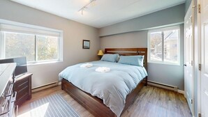 A bedroom with a bed, a desk, and a window. - Mt Green 1-f05 (Killington)