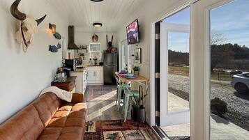 House, Multiple Beds (Zen Box Farm) | Living area