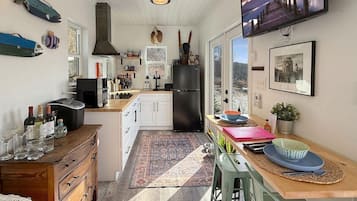 Casa, varias camas (Zen Box Farm) | Cocina privada | Horno y tostadora