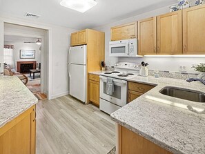 House, 2 Queen Beds (Lion's Tower) | Private kitchen