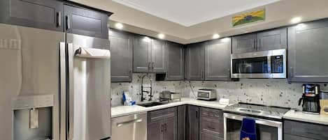 Bloc d'apartaments, diversos llits (Gateway Condo A10) | Cuina privada | Forn i torradora