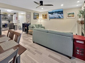 公寓式客房, 多张床 (Gateway Condo A10) | 起居区