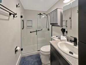 Condo, Multiple Beds (Gateway Condo A10) | Bathroom | Free toiletries - Gateway Condo A10 (Rutland)