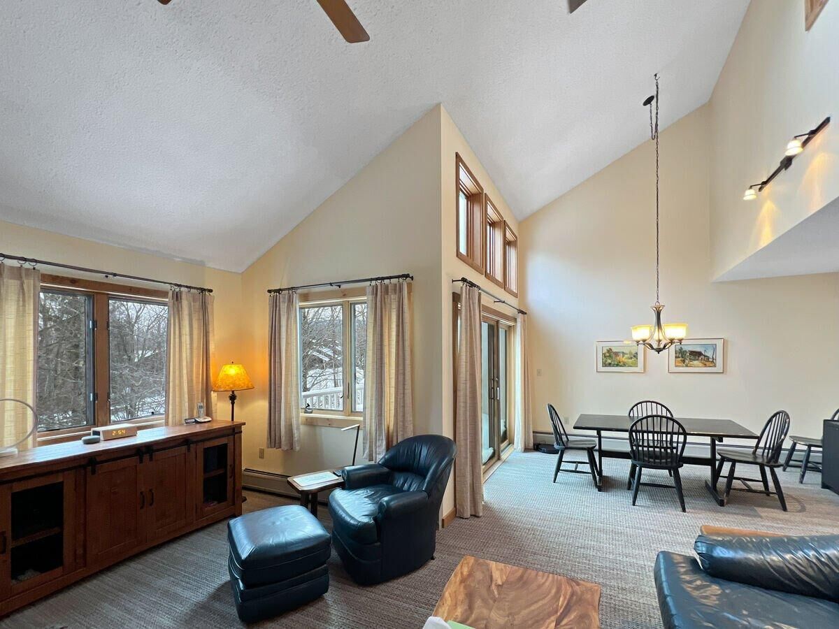 คอนโด, หลายเตียง (Kettle Brook B3) | บริเวณนั่งเล่น