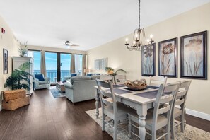 Condo, varias camas (Navarre Towers 805) | Restaurantes