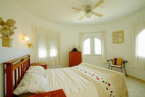 3 bedrooms, in-room safe, desk, iron/ironing board