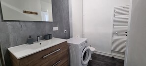 Dusche, Haartrockner, Toilettenpapier