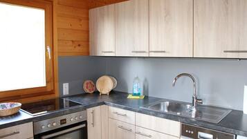 Een koelkast, een magnetron, een oven, een vaatwasser