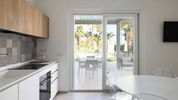 Frigorifero, microonde, forno, piano cottura