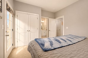4 bedrooms, iron/ironing board, free WiFi, bed sheets - NEW! Lakeside Blues: Rooftop / Marina / Family Fun (Nashville)