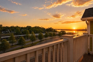 Property grounds - NEW! Lakeside Blues: Rooftop / Marina / Family Fun (Nashville)