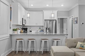 Fridge, microwave, oven, stovetop - NEW! Lakeside Blues: Rooftop / Marina / Family Fun (Nashville)