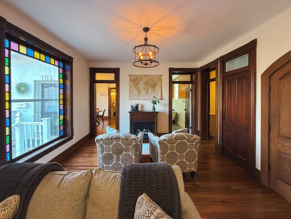 Smart TV, chimenea, tenis de mesa y libros