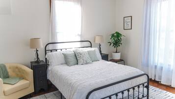 3 quartos, escrivaninha, ferros/tábuas de passar roupa