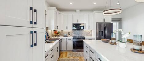 Refrigerador, microondas, horno y parrilla de estufa