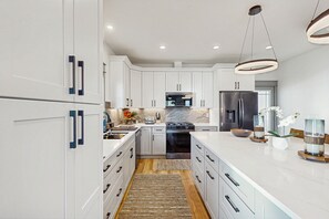 Refrigerador, microondas, horno y parrilla de estufa