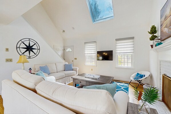 Een televisie, een tafeltennistafel en boeken