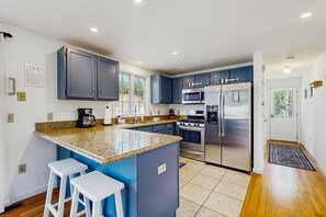 Een koelkast, een magnetron, een oven, een kookplaat