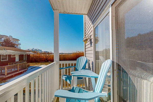 Property grounds - Bright and airy Ocean City condo with bayview and central air (Ocean City)