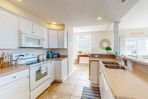 Fridge, microwave, oven, stovetop - Bright and airy Ocean City condo with bayview and central air (Ocean City)