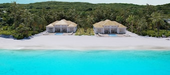 NEW BluWakes Luxury 10 Bedroom, Beachfront, Pool, Family, Grou