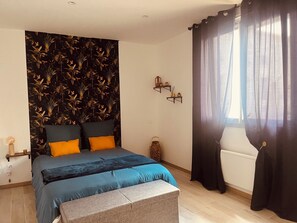 3 Schlafzimmer, Schreibtisch, Bügeleisen/Bügelbrett, Reisekinderbett