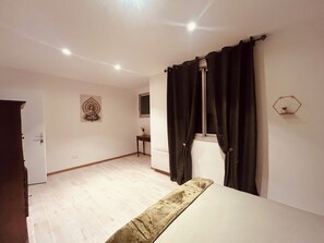 3 habitaciones, escritorio y tabla de planchar con plancha