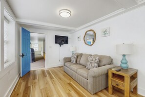 TV - Apartment with garden view, full kitchen, saltwater pool near beach (Tybee Island)