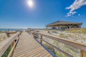 Beach - Apartment with garden view, full kitchen, saltwater pool near beach (Tybee Island)