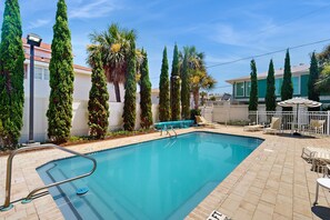Pool - Deluxe lower level suite with shared pool and laundry facility (Tybee Island)