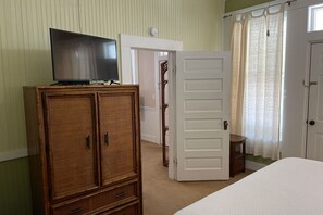 2 bedrooms, iron/ironing board, internet, bed sheets