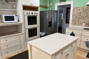 冷蔵庫、電子レンジ、オーブン、コンロ