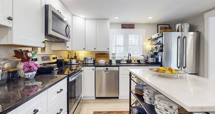 Elegant home with a cozy living area, Wifi, backyard, and washer/dryer