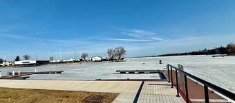 Charming 1-bedroom apartment D in lovely Sackets Harbor with WiFi, AC