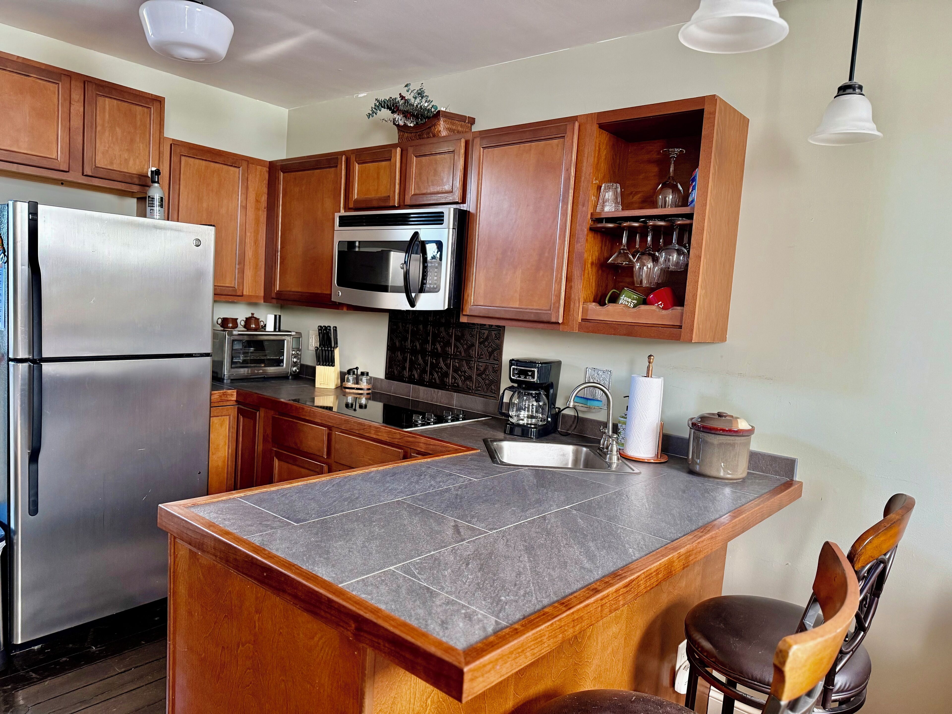 Jääkaappi, mikroaaltouuni, uuni, liesi