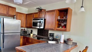 Wasserkocher mit Kaffee-/Teezubehör, Kühlschrank, Mikrowelle, Ofen
