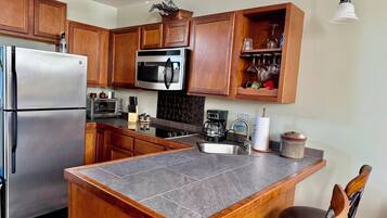 Jääkaappi, mikroaaltouuni, uuni, liesi