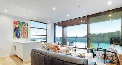 Gorgeous Home with Catalina Bay Views and Carpark