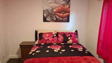 3 bedrooms, desk, iron/ironing board, WiFi