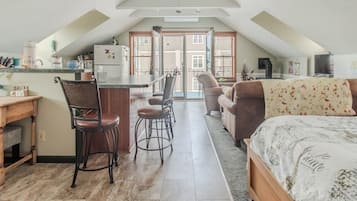 1 dormitori, escriptori, planxa i posts de planxar i wifi