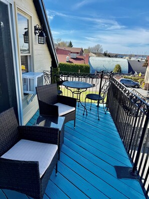 Outdoor dining - Sackets Harbor Village Gem + Lakeside & Central (Sackets Harbor)