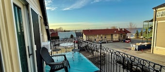 Cozy Lakeside Downtown Apartment C