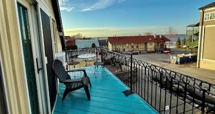 Cozy Lakeside Downtown Apartment C
