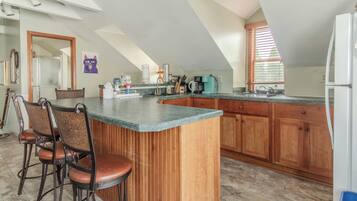 Fridge, microwave, stovetop, dishwasher
