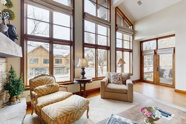 Télévision, cheminée